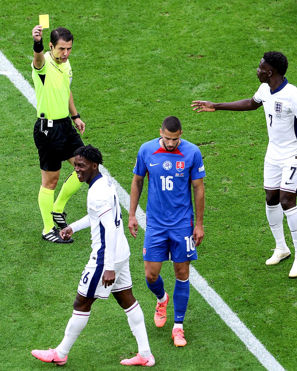 SiaranBolaLive's tweet photo. Babak pertama sudah 5 Yellow Card
Inggris 3
Slovakia 2 https://t.co/e3KxxCEF3n