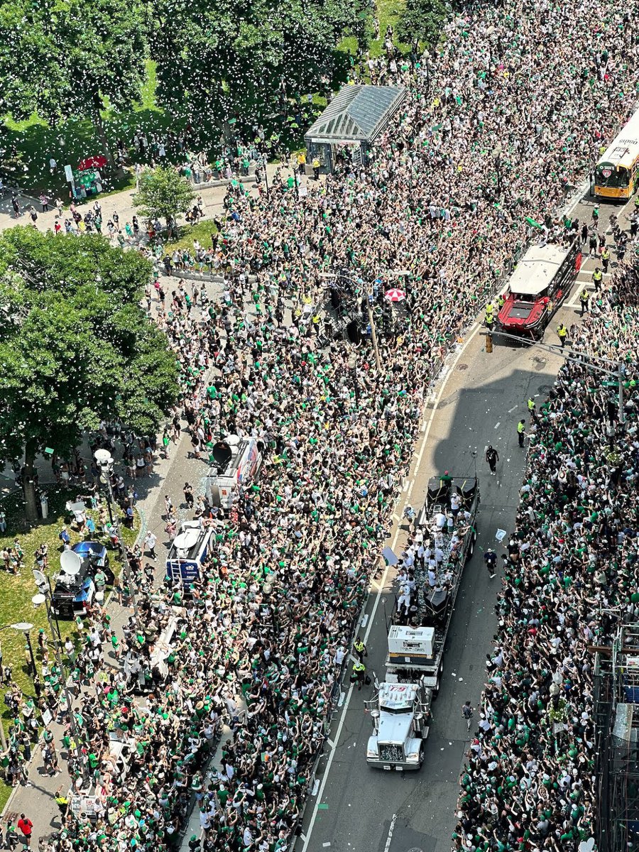 connorcapo5's tweet photo. @FelixJureIII @MarchandsPetRat @FlaPanthers This is how parades are done. Maybe next time you’ll be able to fill up a sidewalk https://t.co/nzKEAFuLjn
