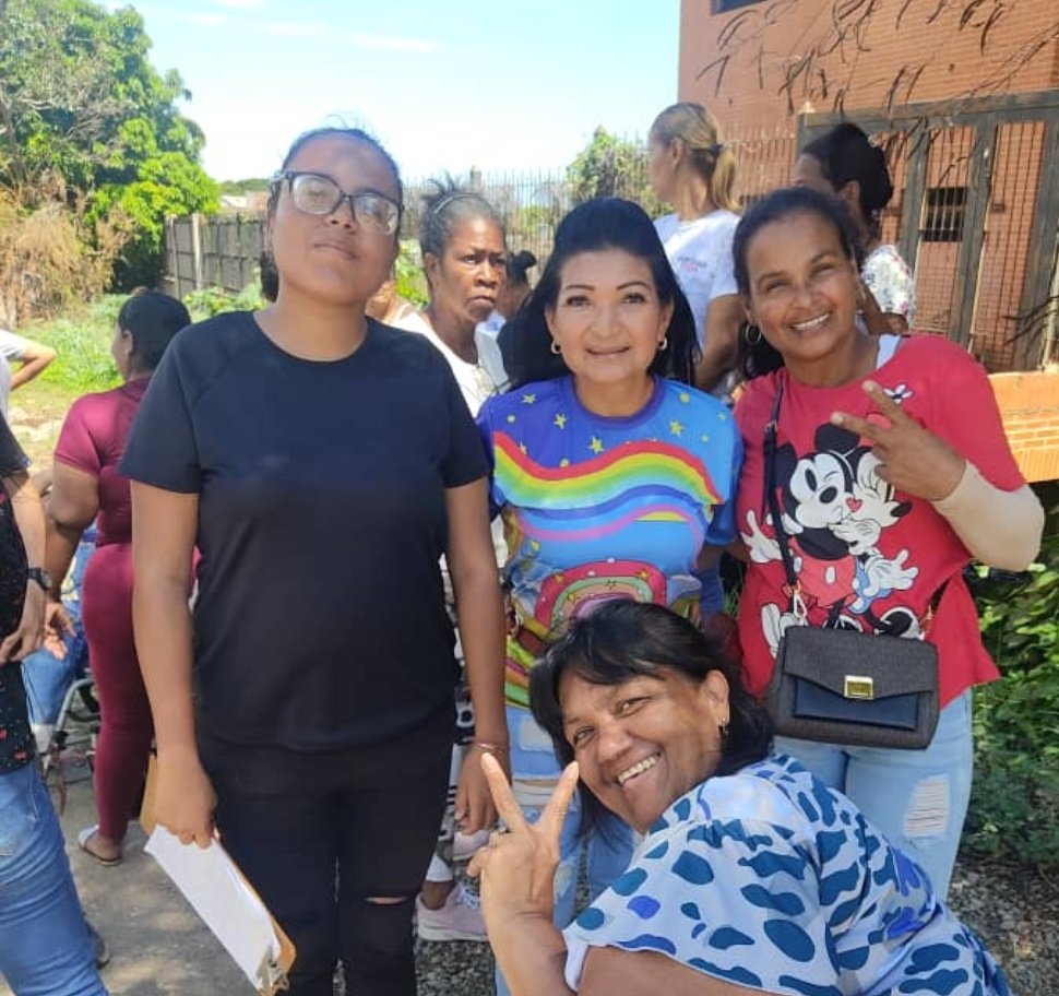MadresdelMundoV's tweet photo. Madres del Mundo por la Paz de los Pueblos, cumpliendo con la participación en el simulacro electoral. Con nuestro voto de mujeres leales, vamos a la reelección de nuestro Presidente Nicolás Maduro!!!
#SimulacroPorLaPaz #SimulacroMaquinariaPerfecta @DhelizAlvarez @mvenezuelamujer https://t.co/PqvhOIoHlU