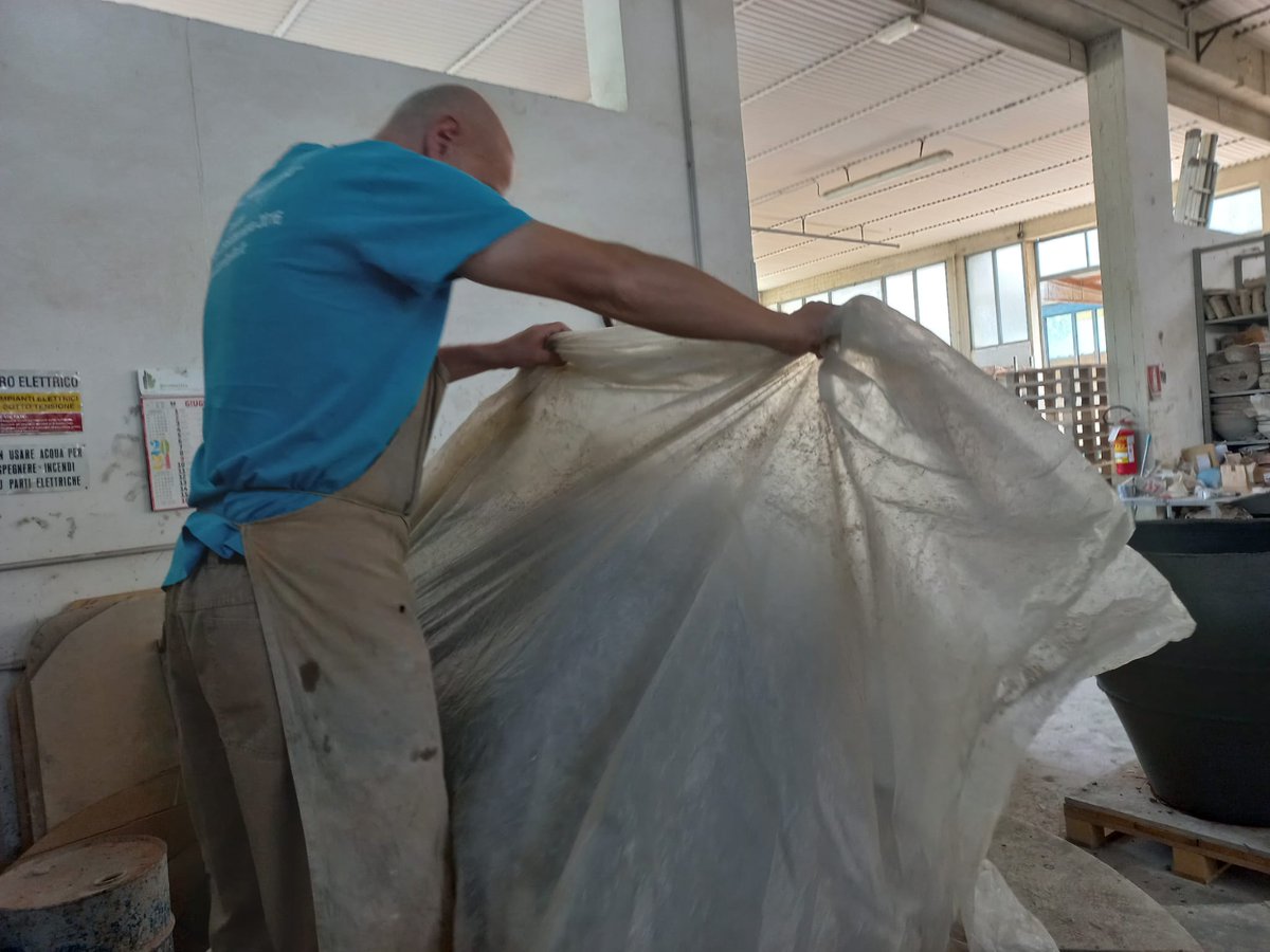 Gesti di quotidiana attenzione dentro la fornace #Artenova: lisciatura e copertura della giara.
La prima per rendere la superficie il più levigata possibile.
La seconda per proteggere la #giara da un'essicazione troppo rapida nel periodo estivo
#terracotta #impruneta #madeinitaly