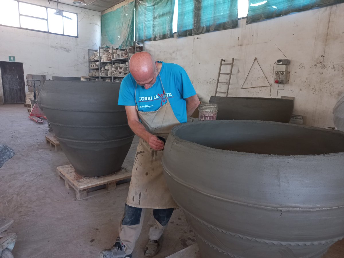 ArtenovaInfo's tweet photo. Gesti di quotidiana attenzione dentro la fornace #Artenova: lisciatura e copertura della giara.
La prima per rendere la superficie il più levigata possibile.
La seconda per proteggere la #giara da un'essicazione troppo rapida nel periodo estivo
#terracotta #impruneta #madeinitaly https://t.co/UgvhNcIr16