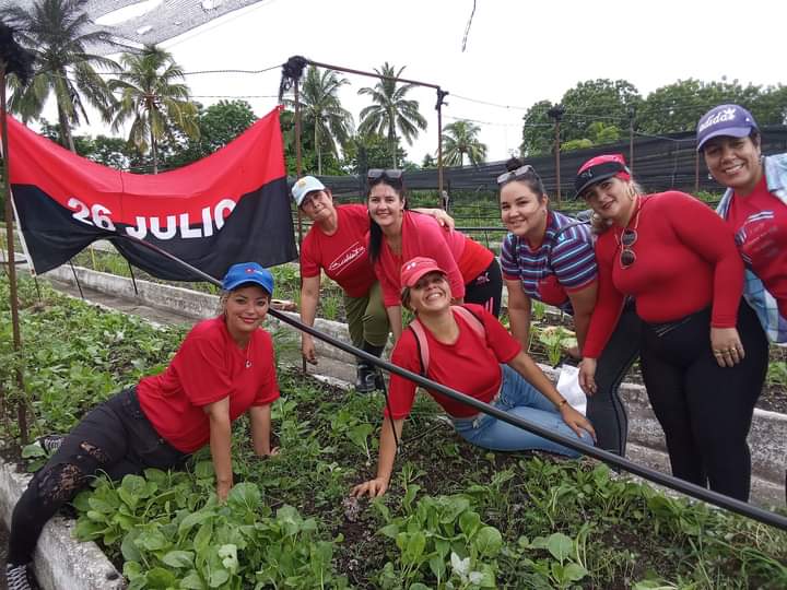 Siento orgullo de estas mujeres de #SanctiSpíritusEnMarcha, son muy buenas en sus trabajos, madres con necesidades y no se sientan a quejarse, salen a aportar su granito de arena que tanto nuestro país necesita.
#SanctiSpíritusEn26