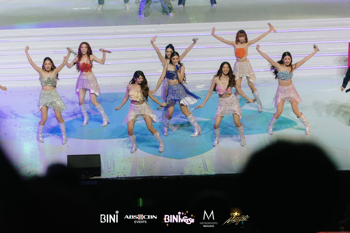 BINI_ph's tweet photo. #BINI : The BL♾M couldn’t have asked for a better encore than a “Da Coconut Nut” x “Pantropiko” performance!🥥🏝️

Malayo na, pero mas lalayuan pa natin! We’re so proud!🤗

📹@metrophotoforbrands
#BINIverse1stSoloConD3
#BINIyahengJUNEpacked
#BINIverse_TheFirstSoloConcert https://t.co/0eE32MAIh4