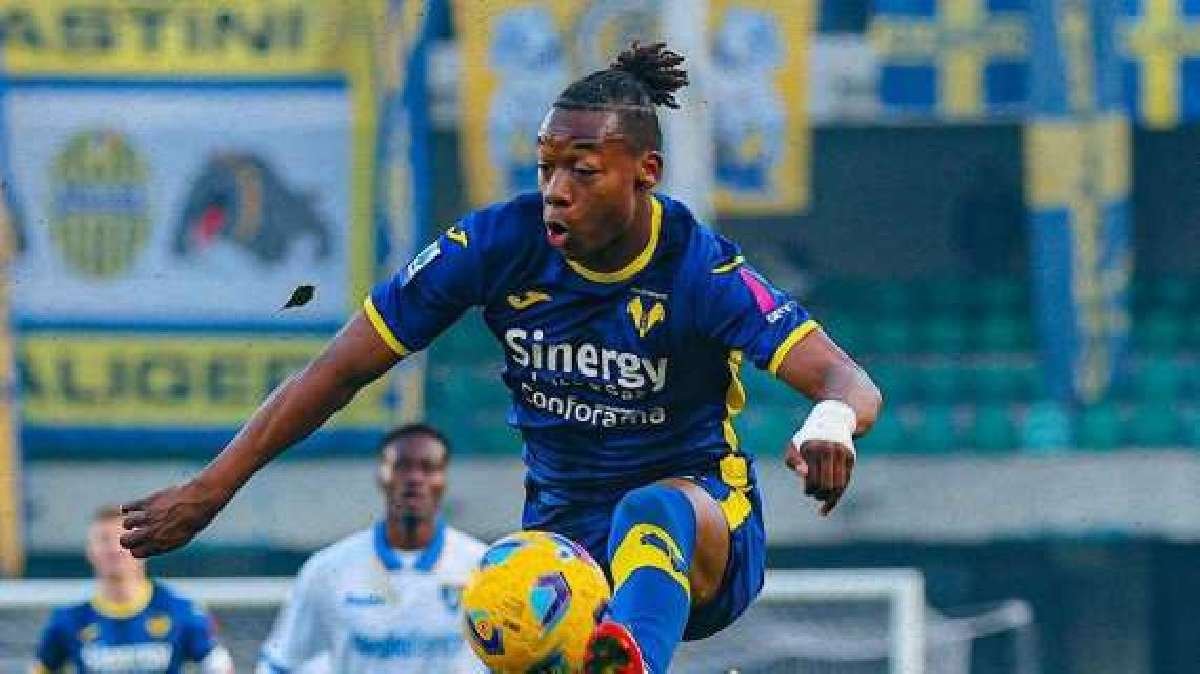Nouvelle recrue pour la #Lazio avec l'arrivée de l'attaquant hollandais Tijjani #Noslin en provenance du Hellas #Verona. Il suit donc le nouvel entraineur de la #Lazio #Baroni avec qui il s'était mis en valeur à Vérone. Le transfert est estimé autour de 15 M€.