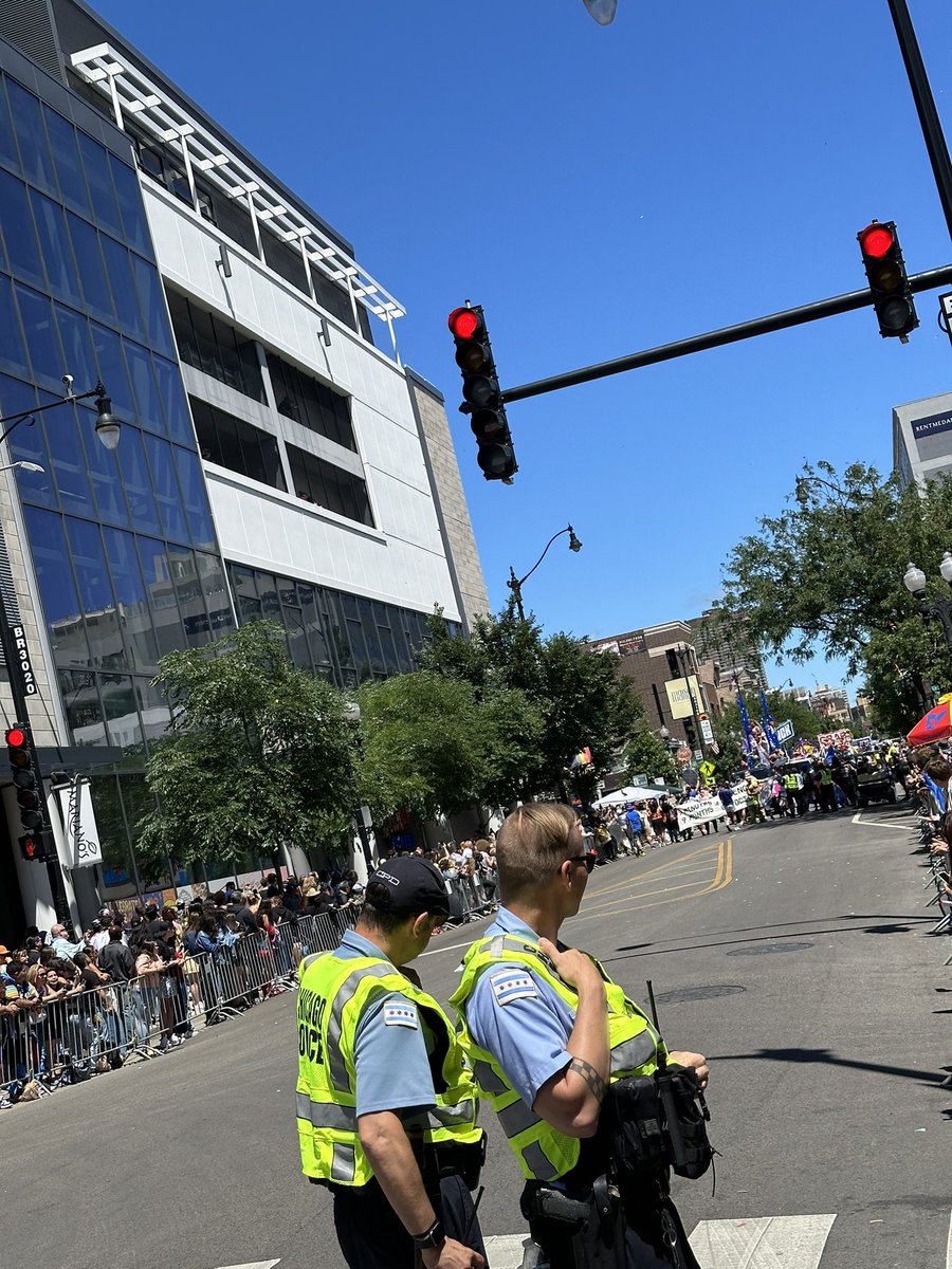 BClove7's tweet photo. #Sidetracks #ChicagoPride 

Not letting us forget! 👏 

Parade stopped for 9 minutes! https://t.co/R0tmkX6O1w