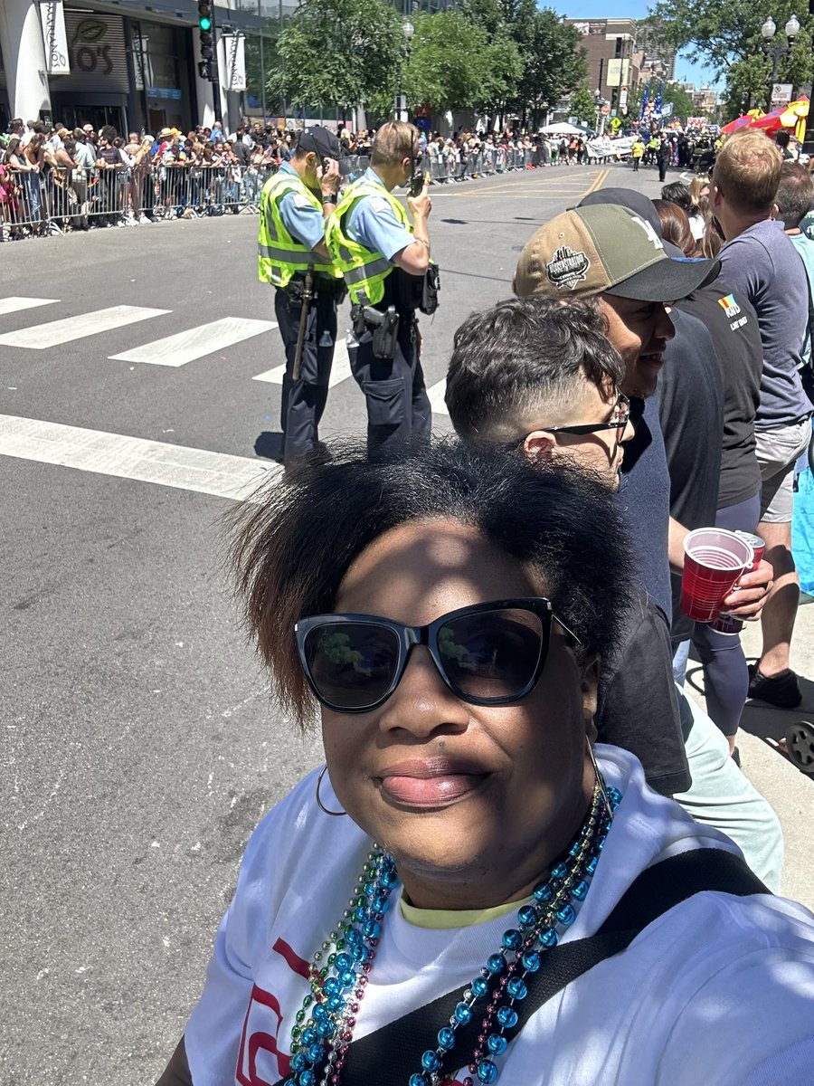 BClove7's tweet photo. #Sidetracks #ChicagoPride 

Not letting us forget! 👏 

Parade stopped for 9 minutes! https://t.co/R0tmkX6O1w