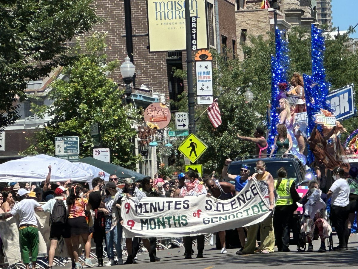 BClove7's tweet photo. #Sidetracks #ChicagoPride 

Not letting us forget! 👏 

Parade stopped for 9 minutes! https://t.co/R0tmkX6O1w