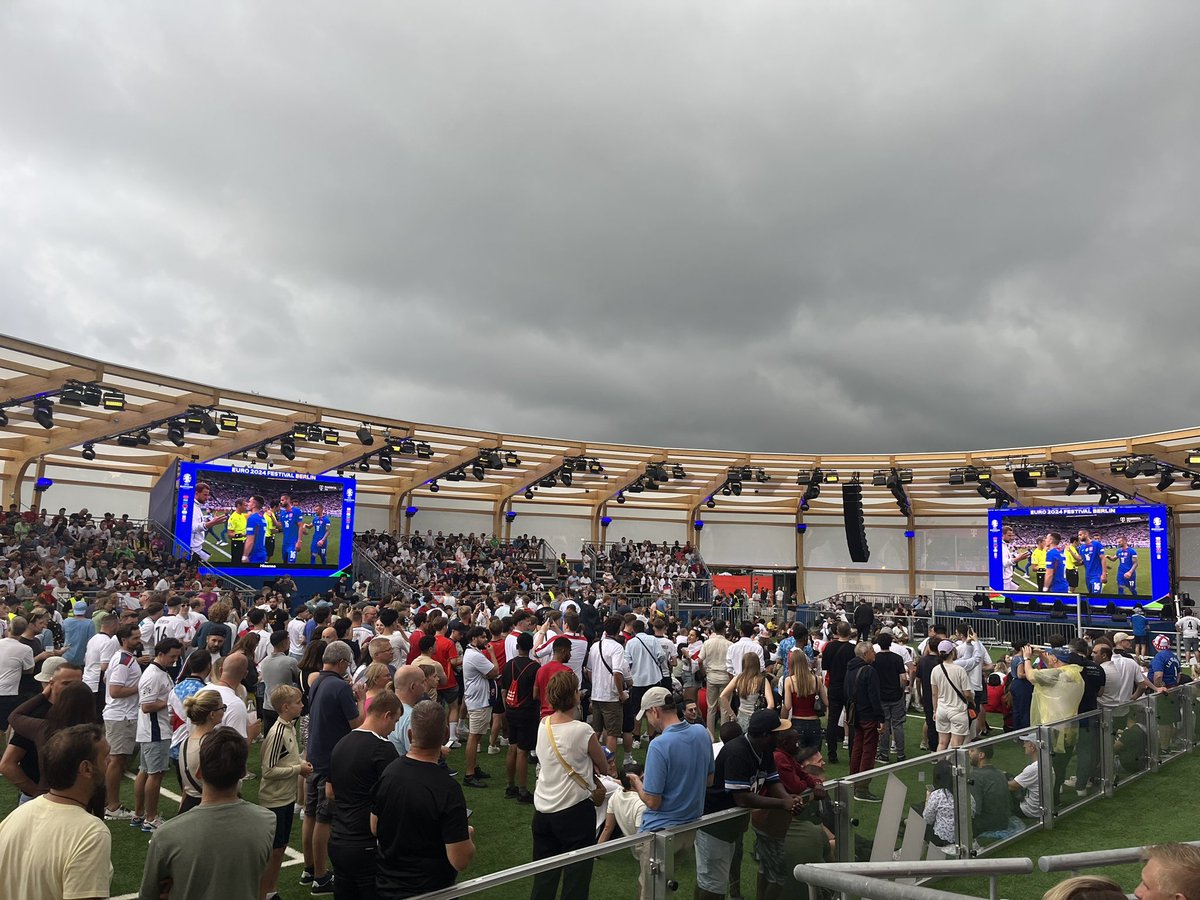 jasoncook8's tweet photo. Berlin fan park for 🏴󠁧󠁢󠁥󠁮󠁧󠁿 - 🇸🇰 https://t.co/Nbasj8iMJf