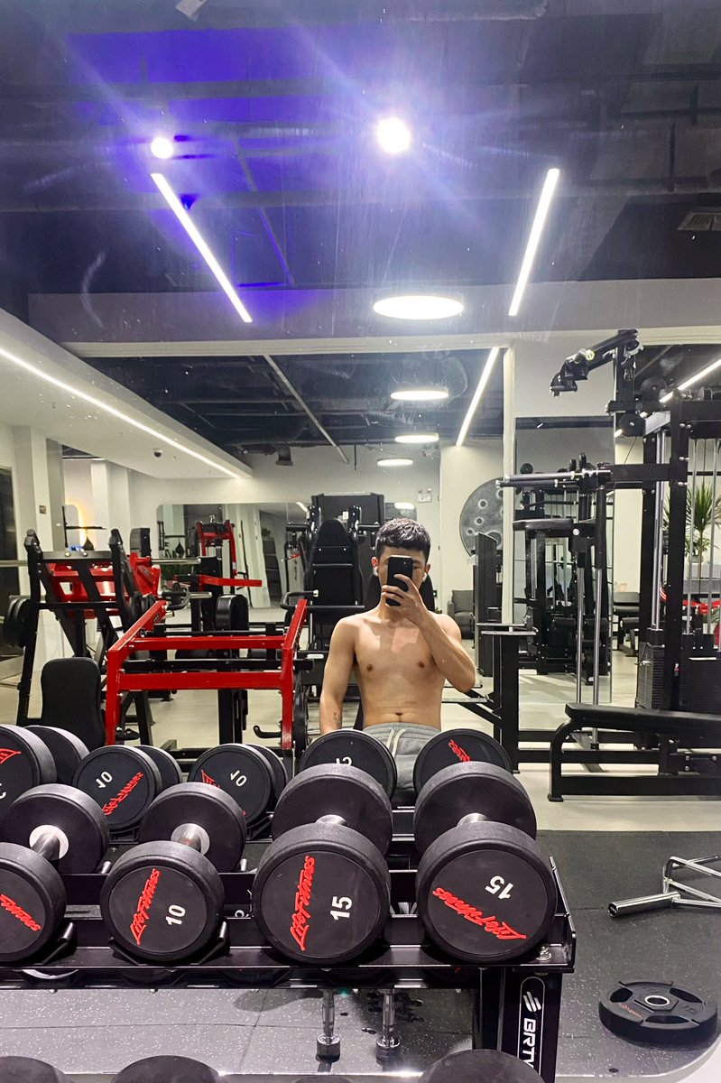 LiBinShuo's tweet photo. 深夜一个人的健身房💦 https://t.co/UOrzsegv1c
