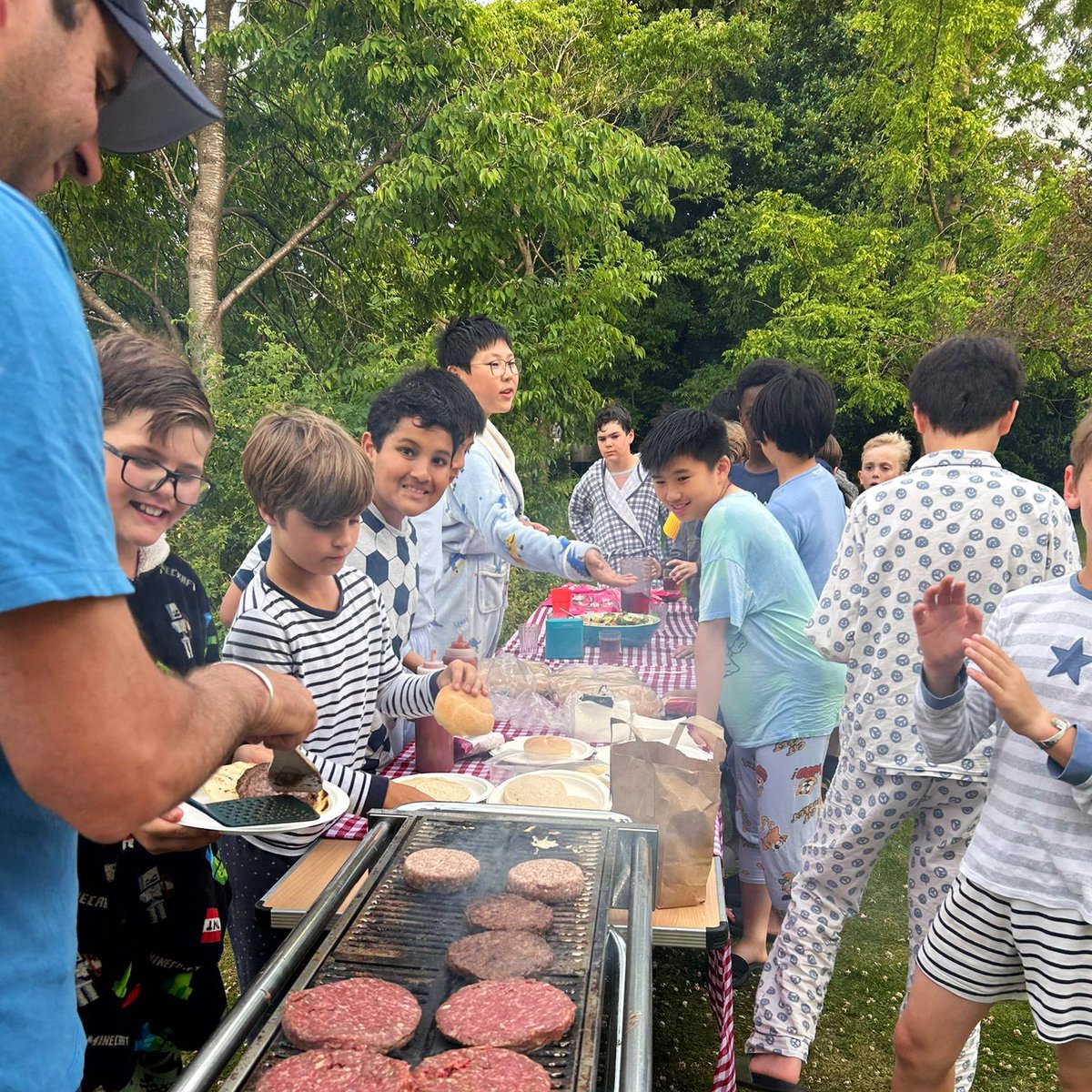 SFSOxford's tweet image. The Upper House boarders celebrated the last weekend of term with a BBQ in the evening sunshine! #ILoveBoarding #BoardingWeekend #PrepSchool #BoardingFamily