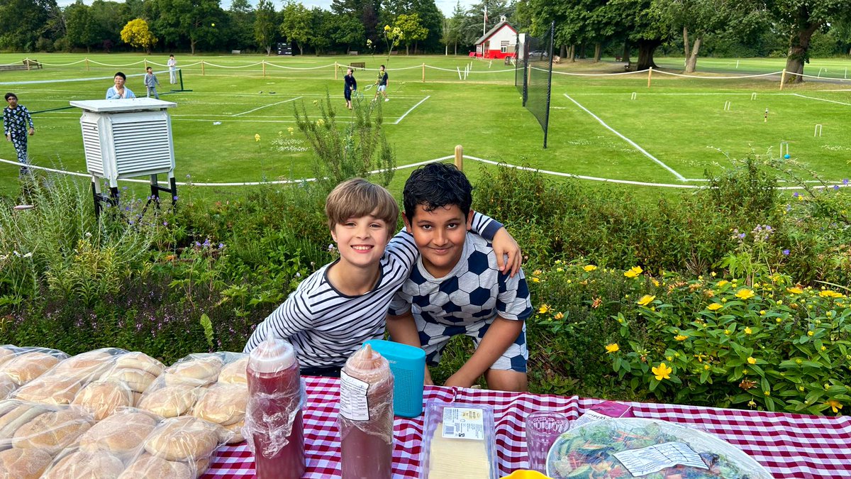 SFSOxford's tweet image. The Upper House boarders celebrated the last weekend of term with a BBQ in the evening sunshine! #ILoveBoarding #BoardingWeekend #PrepSchool #BoardingFamily