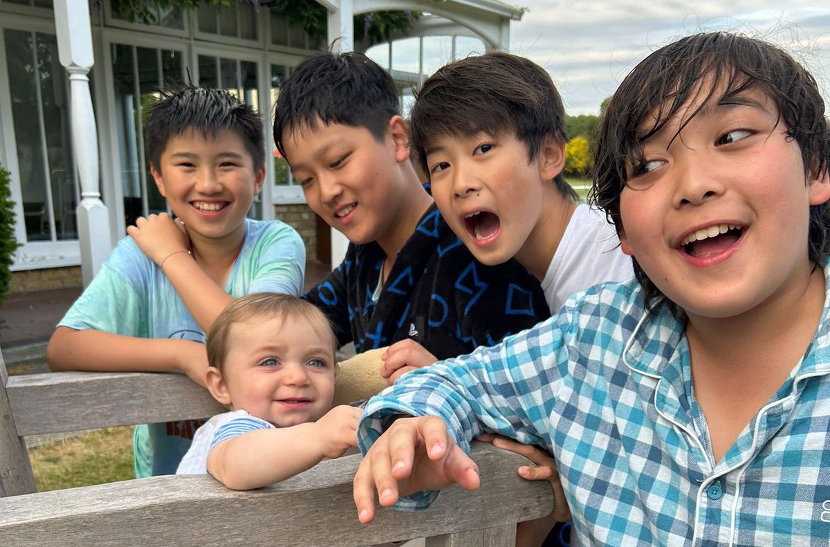 SFSOxford's tweet image. The Upper House boarders celebrated the last weekend of term with a BBQ in the evening sunshine! #ILoveBoarding #BoardingWeekend #PrepSchool #BoardingFamily