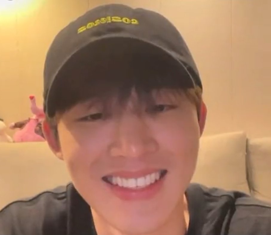 hanbinsnaps's tweet photo. fan: Please say a word to new IDs who have just entered the fandom

Hanbin: Nice to meet u, I am Kim Hanbin. I look bit cold, I heard that again today. But I'm like ice cream. It's cold, but it's a little sweet! Don't be scared. I'm not a good person, but I'm not bad either

😭😭 https://t.co/9mURSTnsaj