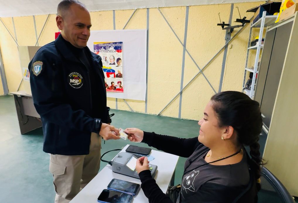 #AHORA || Desde la Escuela Ecológica Simón Rodríguez en Fuerte Tiuna, el Vpdte. Sectorial <a href="/CeballosIchaso1/">@FuerzaDinamica Remigio Ceballos Ichaso</a> participa en el Simulacro Electoral previo a las comicios Presidenciales. 

#SimulacroPorLaPaz