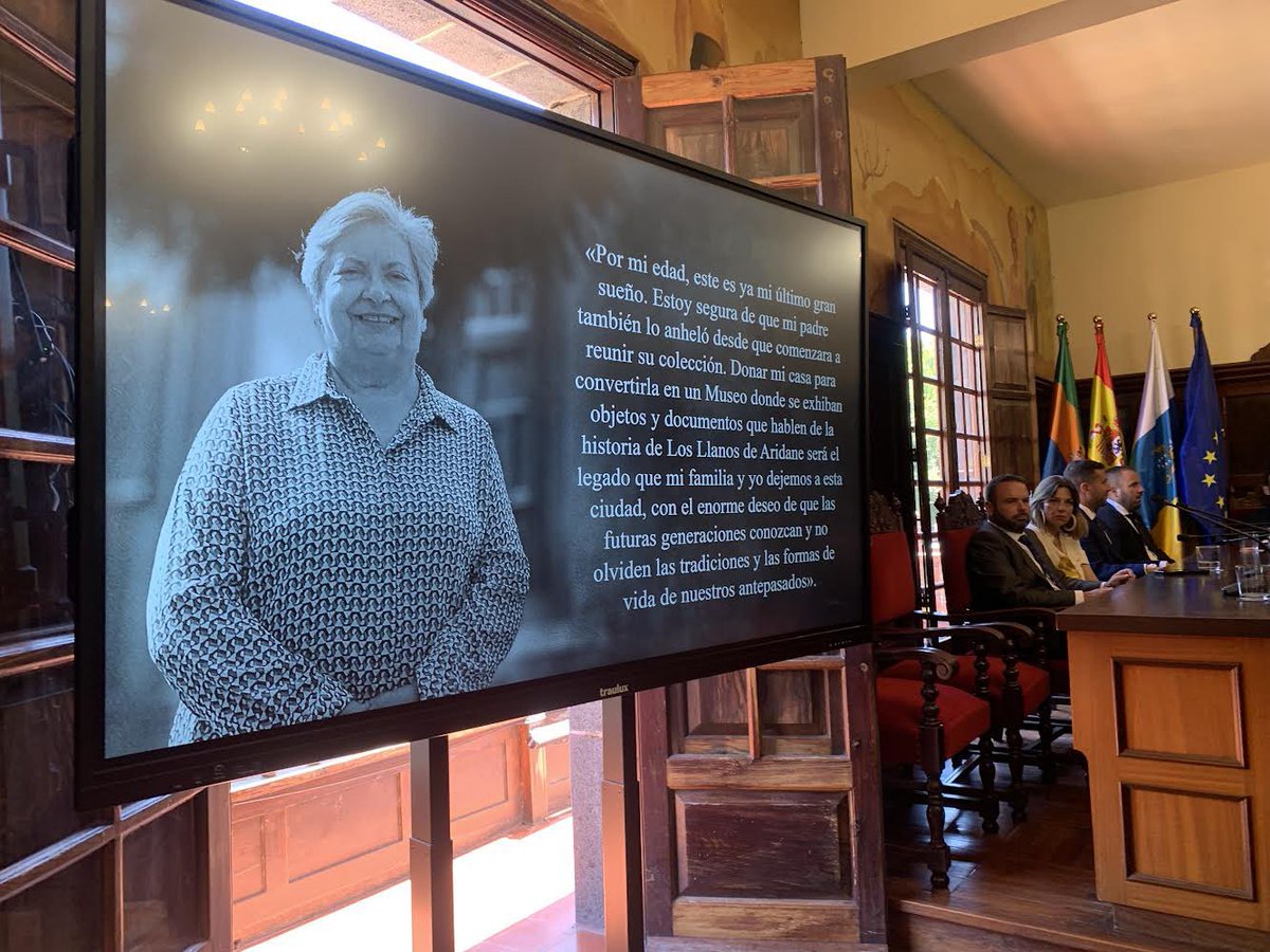 Ayer 29 de junio recibió María Remedios Gómez García, hija del coleccionista de antigüedades Cayetano Gómez Felipe, el título de Hija Adoptiva de la ciudad natal de su padre: Los LLanos de Aridane
Compartimos fotos de esos momentos tan emotivos.
#ayuntamientolosllanosdearidane