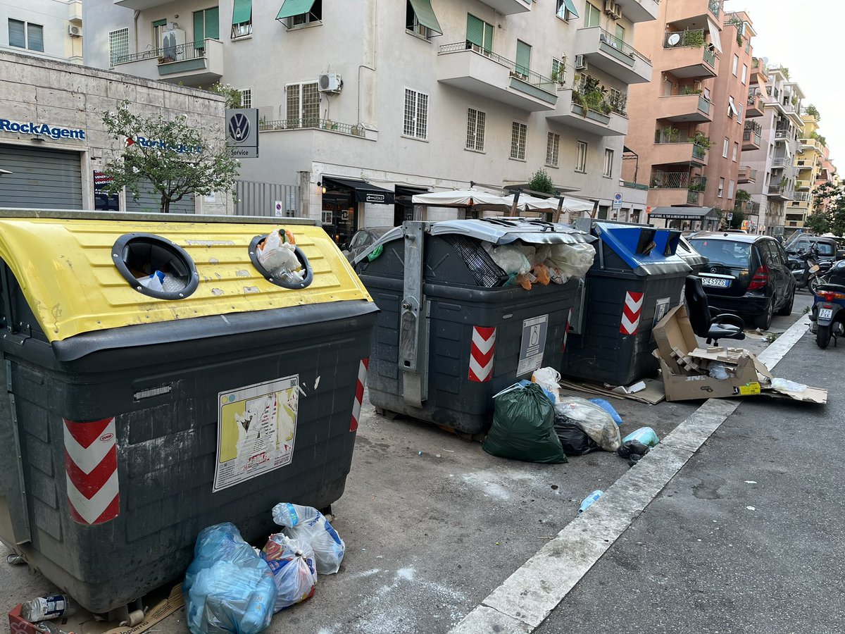 Vurp82's tweet photo. @gualtierieurope @Roma @Sabrinalfonsi Oltre a mettere questi cestini, pensate di raccogliere anche l’immondizia dei cassonetti? https://t.co/uGy8dRsHwc