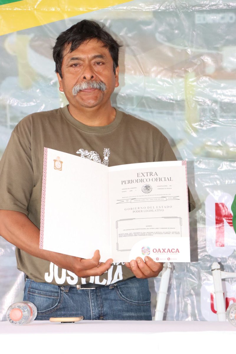 upnochix's tweet photo. Fuimos testigos de la entrega del decreto que tipifica el delito de ejecución extrajudicial, por parte de @FlorEstelaMH de la @CADH_GobOax a los miembros del Covic Nochixtlán, siendo #Oaxaca el primer estado en reconocer esta grave violación de los derechos humanos en delito. https://t.co/OHnBu3zNh4
