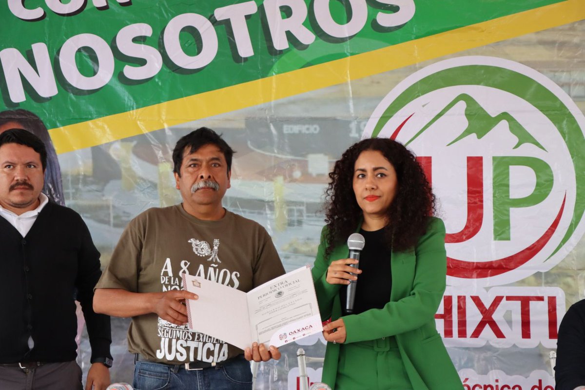 upnochix's tweet photo. Fuimos testigos de la entrega del decreto que tipifica el delito de ejecución extrajudicial, por parte de @FlorEstelaMH de la @CADH_GobOax a los miembros del Covic Nochixtlán, siendo #Oaxaca el primer estado en reconocer esta grave violación de los derechos humanos en delito. https://t.co/OHnBu3zNh4
