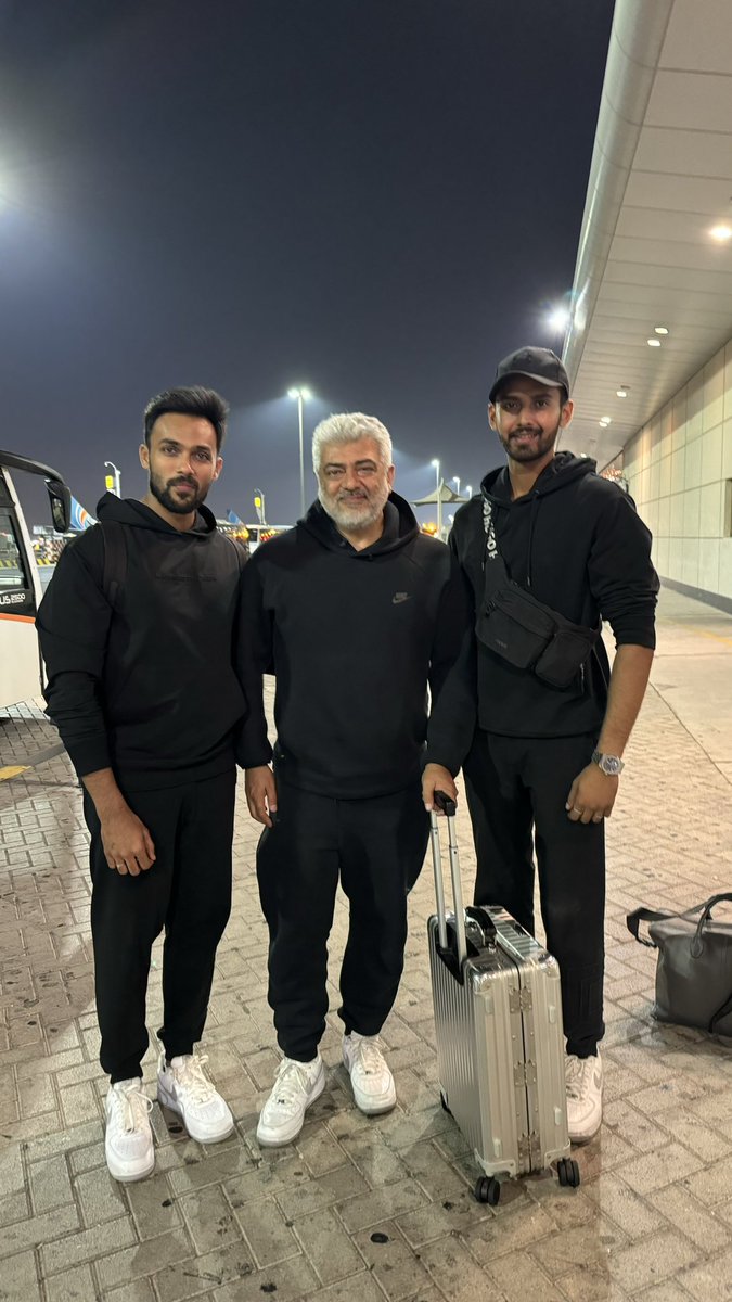 Aravoffl's tweet photo. What a coincidence mamae😝 
Men In Black😎

#VidaaMuyachi https://t.co/nmgfvfWeHp