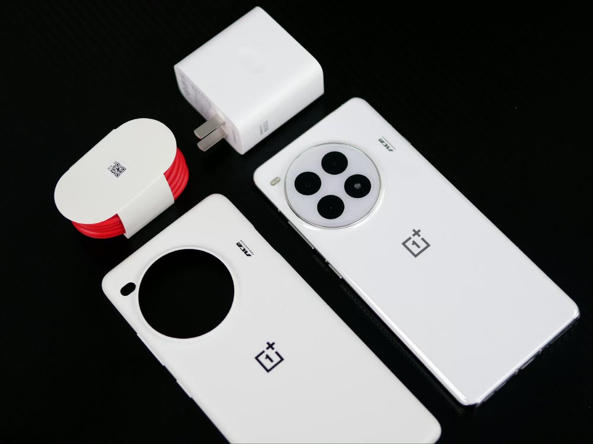 ravi3dfx's tweet photo. OnePlus Ace 3Pro Unboxing ๐
#OnePlus #OnePlusACE3Pro https://t.co/pzhtHi7vjr