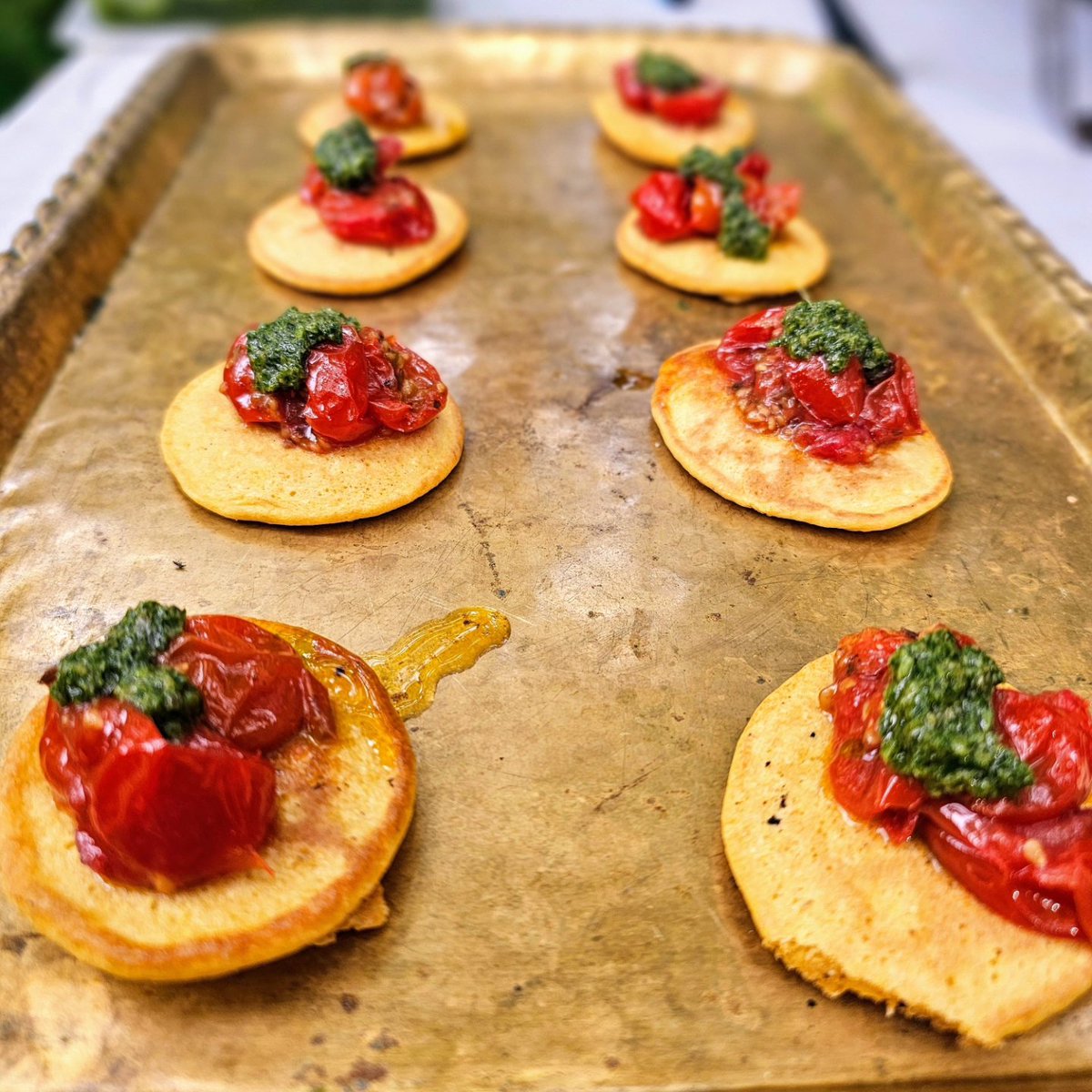 BrightonBakes's tweet photo. Eating under the trees at a special birthday party @GreenEscapeUK - #vegan #glutenfree delights inc Beet Coconut Soup with Cucumber Mint Salsa, Chickpea Pancakes with Slow-Cooked Tomatoes &amp; Salsa Verde, Black Bean Mole, Quinoa Squash Pilaf, Slow-Cooked Aubergines #Sussex #foodie https://t.co/fswBKQVZdQ