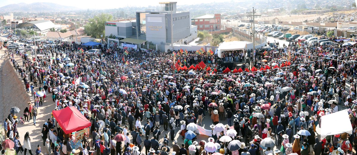 Visitamos el Distrito 15 para socializar el convenio intergubernativo que suscribimos con el Ministerio de <a href="/AmbienteyAgua/">Viceministerio de Riego y Agua Potable</a> y <a href="/SemapaBo/">SEMAPA</a> para beneficiar a más de 100 mil vecinos de la zona sur con Alcantarillado Sanitario.  Una obra que hacemos realidad después de más de una década