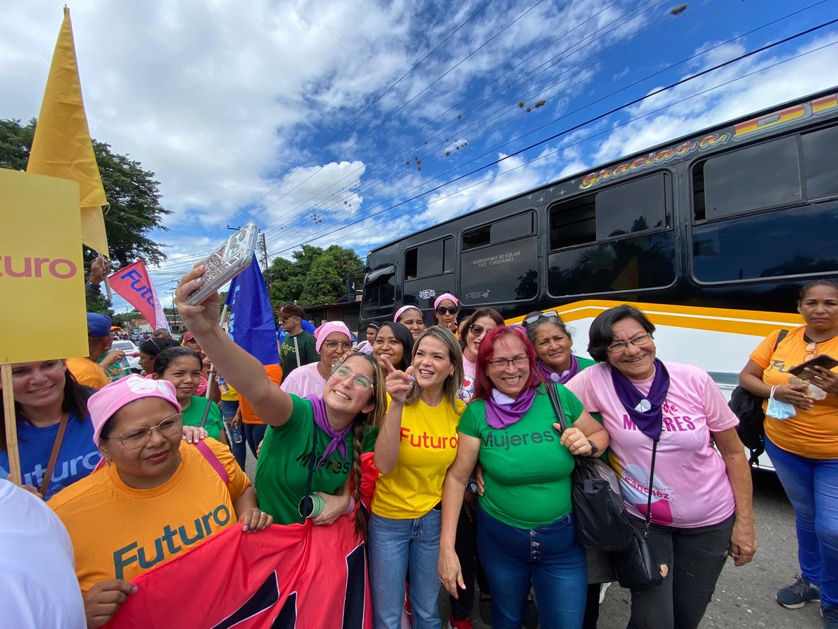 Mujeres y hombres de Carabobo junto a nuestra vocera nacional <a href="/DhelizAlvarez/">Dheliz Álvarez</a> ratifican su compromiso en construir un mejor #Futuro y acuden con alegría y amor a los centros de votación para participar en el Simulacro Electoral. 🗳️

¡Nos mueve el amor, nos movemos por Venezuela!