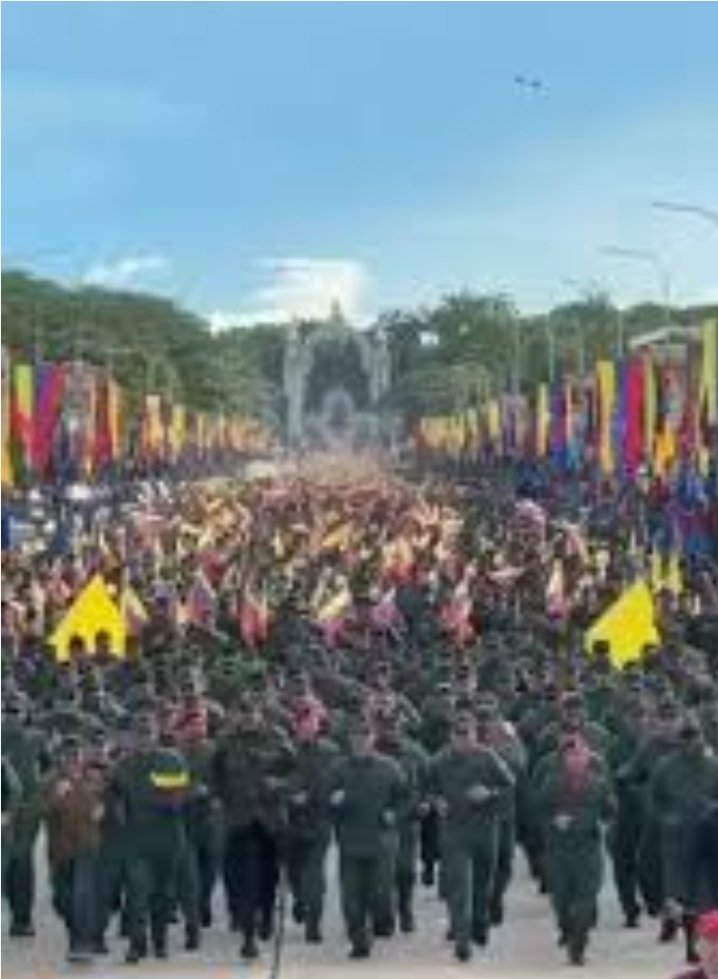 Edward_1873's tweet photo. #30Jun
Inglaterra
#LoMásFinoEsNico
#SimulacroPorLaPaz 
Desfile Militar antes...
Militares al trote del Clarín de la Patria...
Desfile Militar ahora... MotoPirutas Por la Patria a cagar más al Pais! https://t.co/4FVnhqxDgd