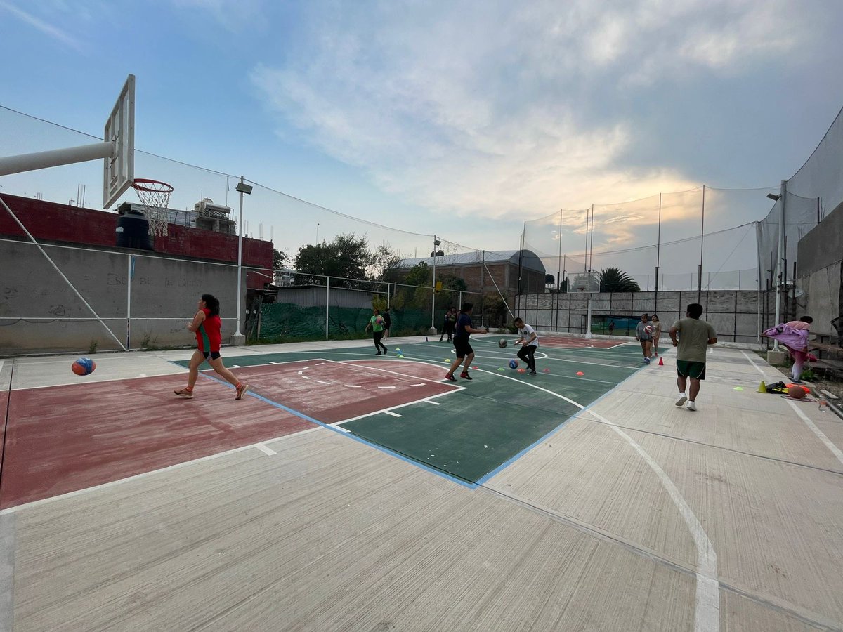 upnochix's tweet photo. ¡Ya estamos listos para el encuentro regional!

Las selecciones de futbol 7, básquetbol femenil, oratoria y mural en gis tienen toda la actitud para participar en el 1er Encuentro Regional Cultural y Deportivo de Universidades del Subsistema Tecnológico en Veracruz
#UPNochixtlán https://t.co/aqSH3oBNe9