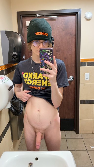 last night after i made 600 donuts https://t.co/b5Ecw8zwVy