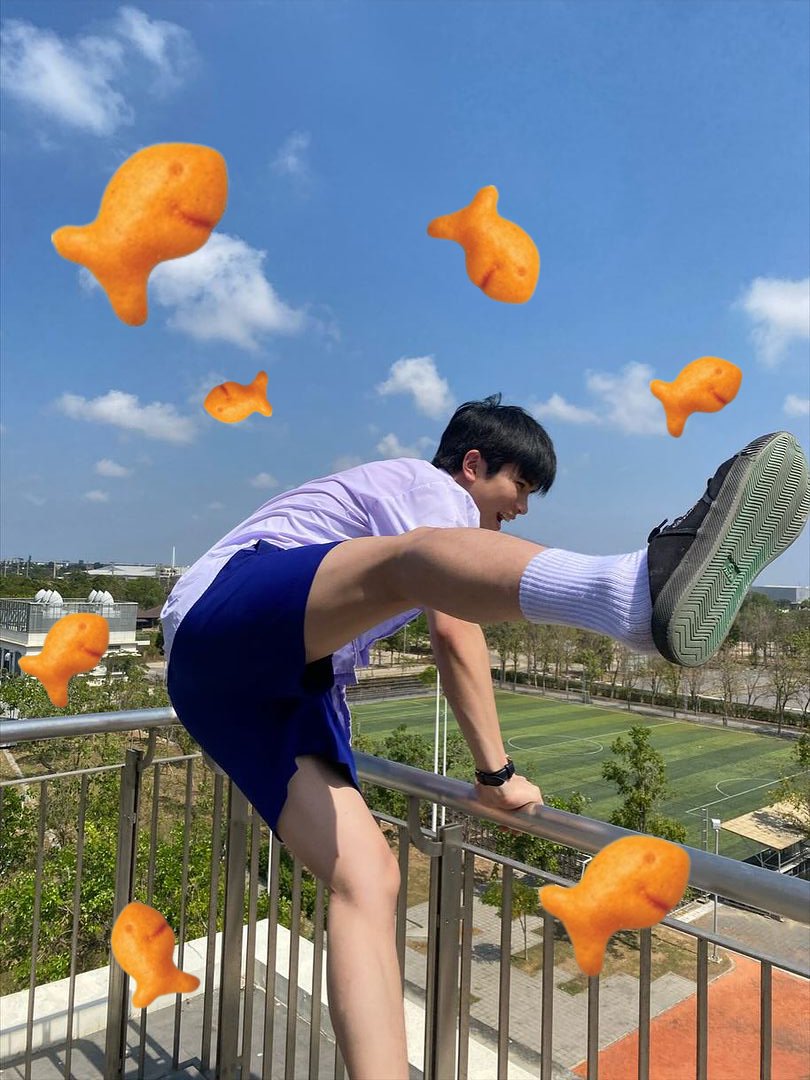 Totally vibing under the sun on set, soaking in all the chill feels. Who would've thought behind-the-scenes could be this lit? Every moment's like a snap-worthy memory in the making. 🌞