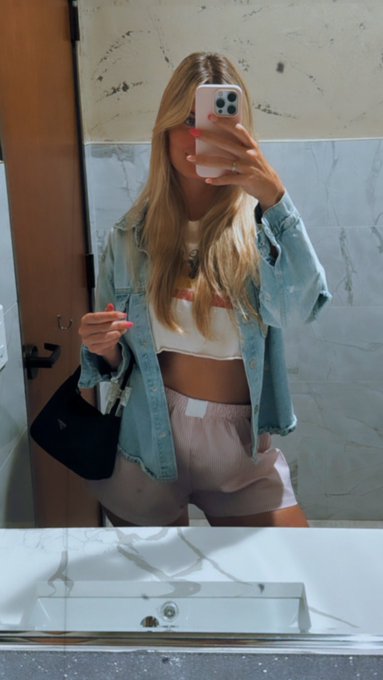 Lazy Sunday vibes 🌸 https://t.co/R0xAu3iuh9