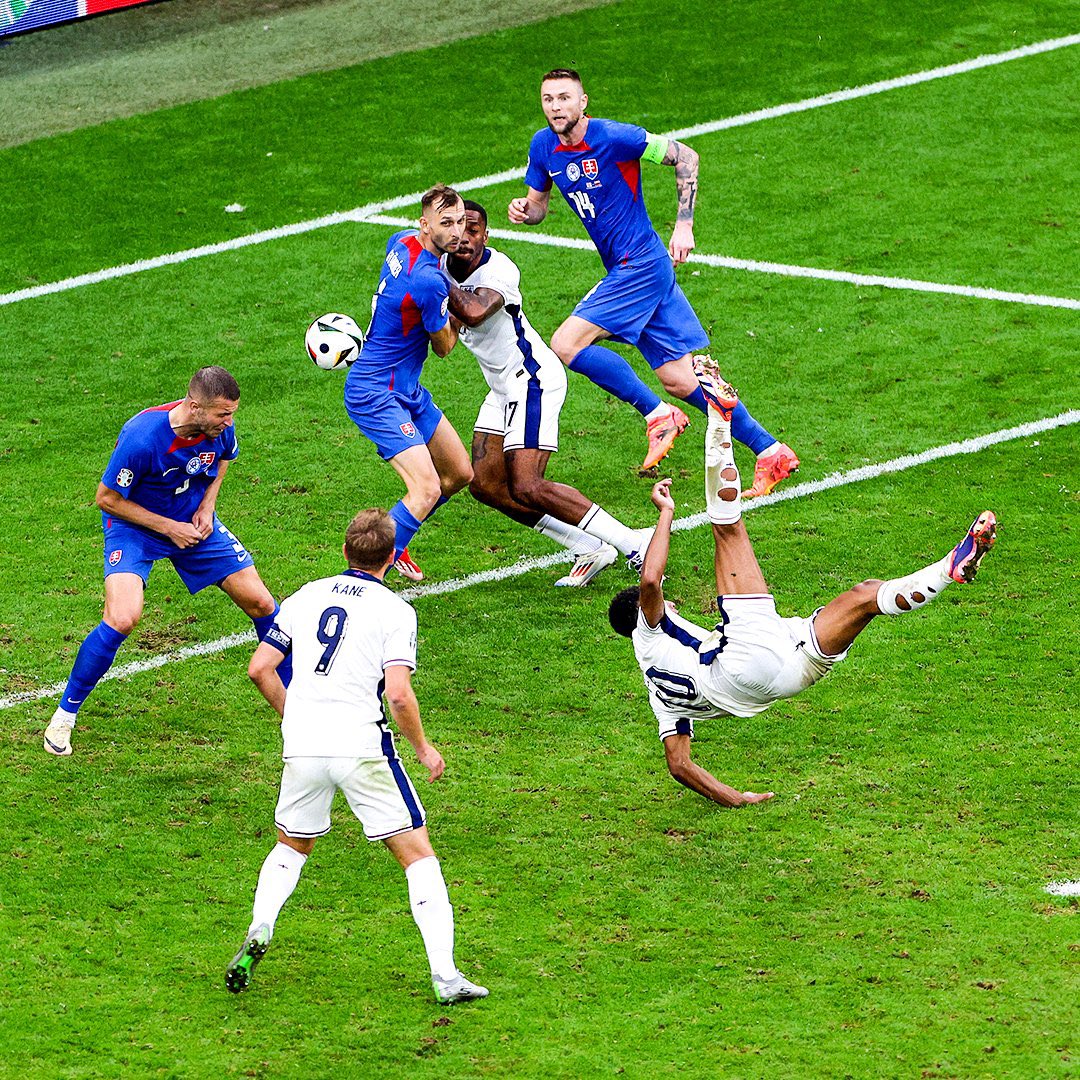 A uno così si perdona tutto, anche quella schifezza modaiola dei calzini bucati, anzi, viva i calzini scolapasta #EURO2024