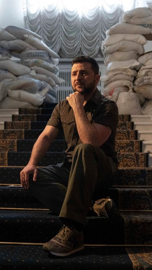 L'attore 🤥
La maglia , il look , la mano sotto il mento , la barba incolta , le pose , lo sguardo , i sacchi messi dietro nel palazzo, come se fosse in un bunker sotto assedio , la faccia finta preoccupara , un vero attore , il tutto studiato da professionisti della