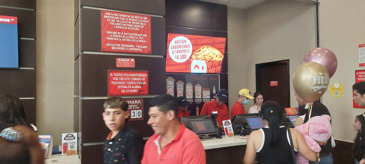 Marcelestt's tweet photo. Primera vez que veo una mala atención en @CinemarkCol. 4 personas, 2 terminales, una fila larga de gente y solo atienden por un terminal. Me pasó hoy domingo en el centro comercial MegaMall de Bucaramanga. https://t.co/216QNEGwyC