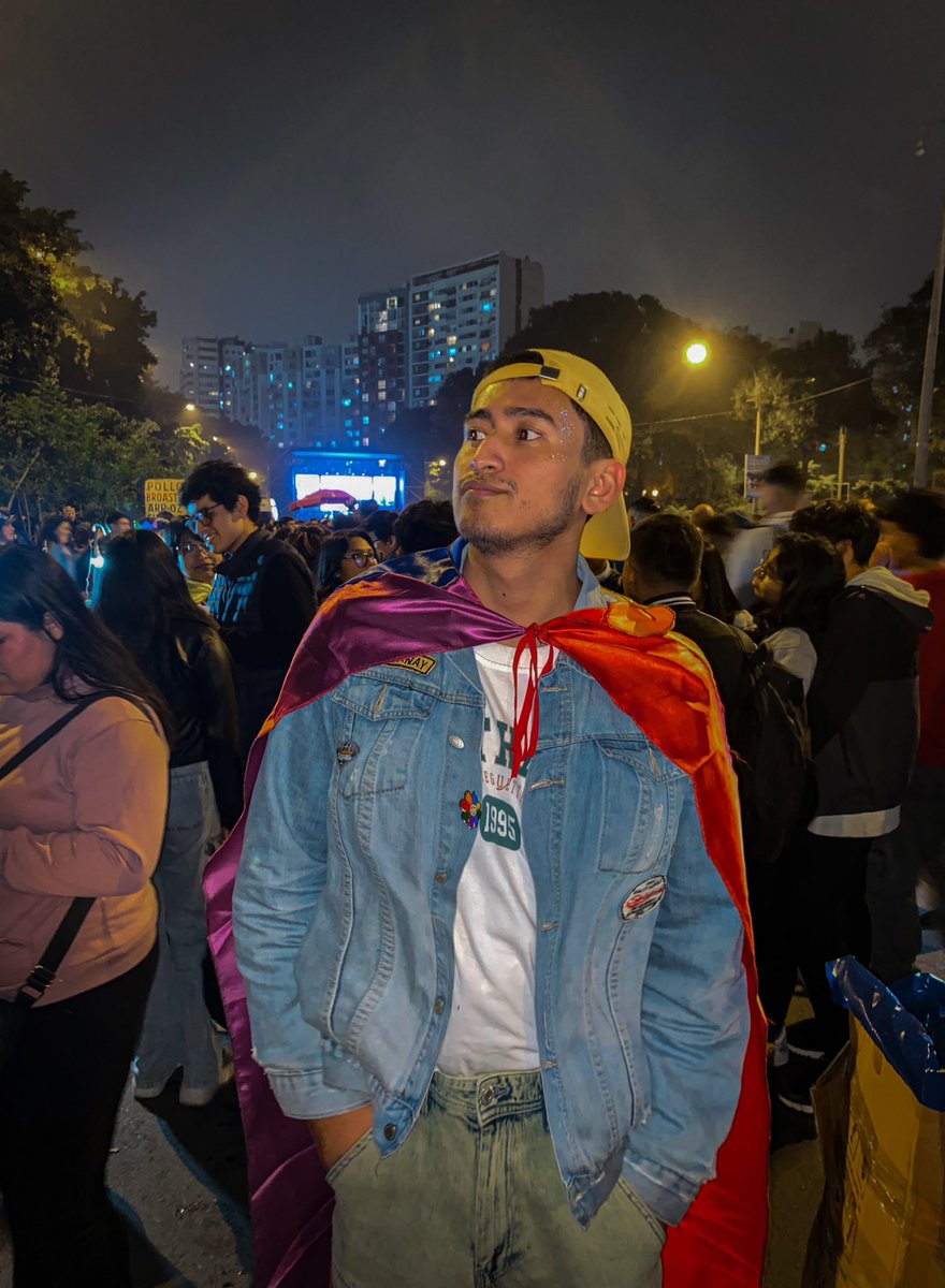 serchro21's tweet photo. Ayer, al asistir a la marcha del orgullo, no pude evitar recordar a mi yo más joven. De pequeño,tenía miedo de sentirme y mostrarme tal como era.
Estar aquí, rodeado de tanto amor y aceptación, me ha hecho ver lo lejos que he llegado y cuánto ha cambiado el mundo. https://t.co/sGd1rTuE24