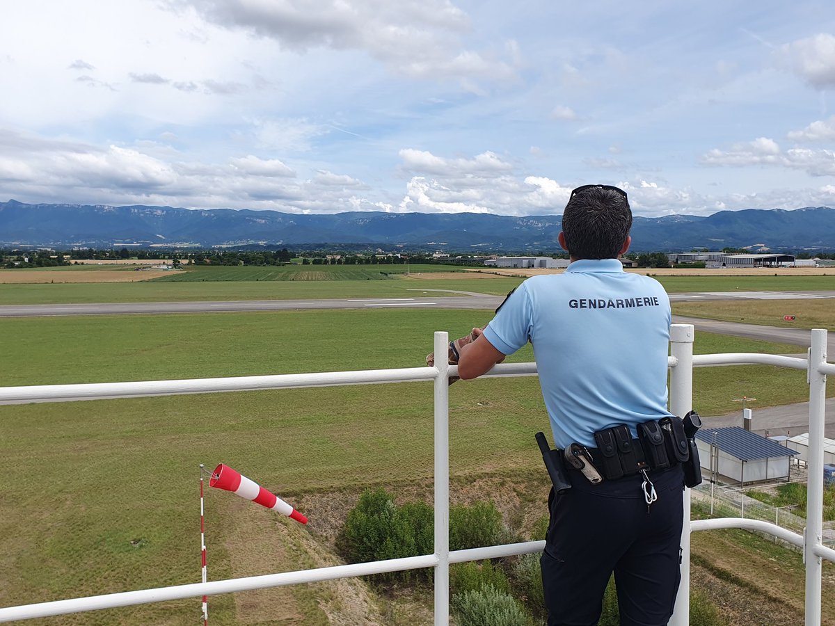 Gendarmerie_026's tweet photo. #aerorotorshow2024 Rideau pour cette édition du meeting du #GAMSTAT de @armeedeterre Forte affluence et beau succÚs pour cet événement en #DrÎme. Beaucoup de sourires, des yeux qui brillent, des échanges sympathiques. #Fierte #Militaires #NotreEngagementVotreSecurite
@Prefet26 https://t.co/kQNyXeiIPK