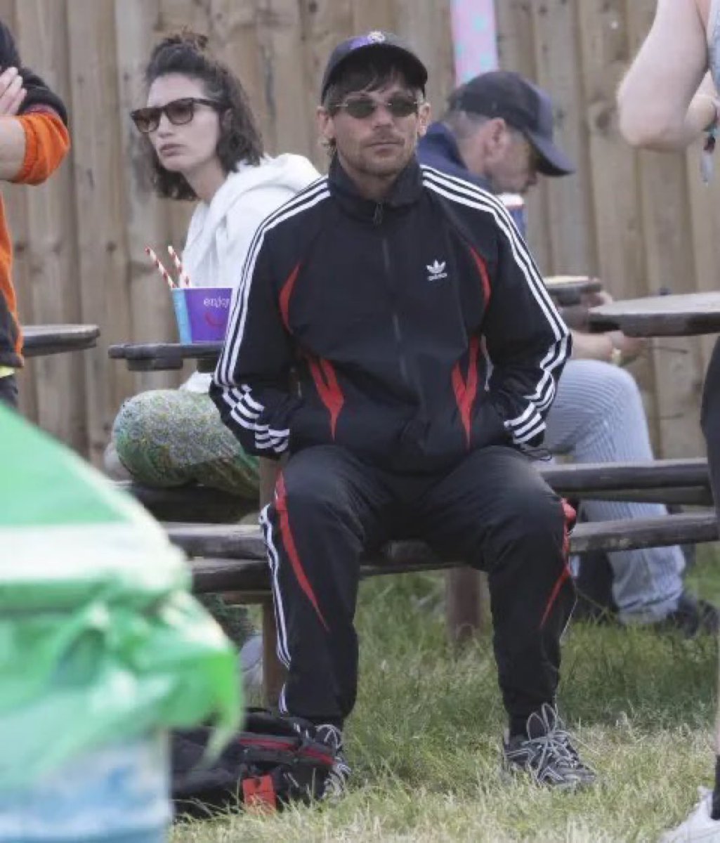 Louis trying to act normal with a 250 cm flat screen TV up his ass