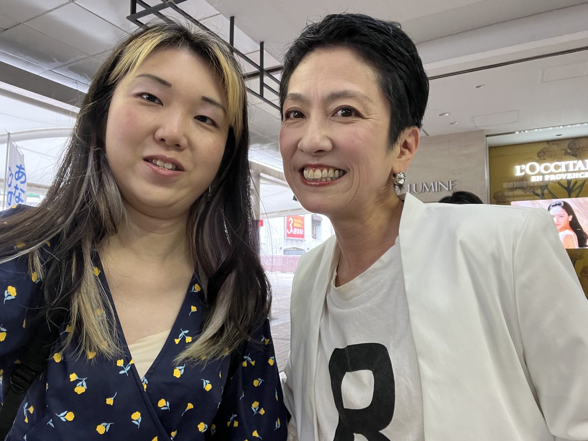 rero70's tweet photo. 町田駅にて街頭演説中の蓮舫さんにお会いしました。

「神奈川県民ですが応援しています。私はレズビアンなのですが、LGBTQ+のことも考えてくださってありがとうございます」とお伝えしたところ、

「もちろん、とても大事なことです。幸せになろうね！」と言ってくださって、涙が出そうになった。 https://t.co/jvNaNcjtbh