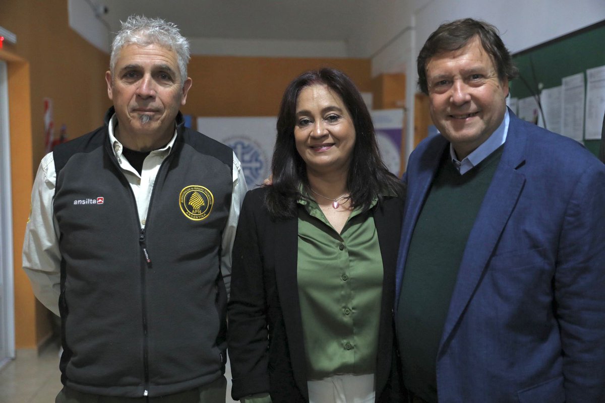 Weretilneck's tweet photo. EL PARQUE NACIONAL ISLOTE LOBOS SERÁ PROTAGONISTA DEL DESARROLLO TURÍSTICO EN RÍO NEGRO

Junto a la intendenta de Sierra Grande, Roxana Fernández, nos reunimos con el Intendente del Parque Nacional Islote Lobos, Ricardo Pereyra, donde tratamos temas de áreas protegidas, tanto nacionales como provinciales.

En este momento de cambios y crecimiento para Sierra Grande, tenemos que estar a la altura de las circunstancias y en eso Islote Lobos, que es el primer parque marino del país y tiene una ubicación estratégica en el Golfo San Matías, cumple un rol fundamental.

Dialogamos de qué manera podemos potenciar su funcionamiento para promoverlo como un polo turístico en Río Negro y lograr un mayor control para preservar su ecosistema que tiene una gran biodiversidad de fauna marina y vegetación.

Además, hablamos de la posibilidad de ir en búsqueda del financiamiento necesario para su desarrollo y para ponerla a disposición de los municipios, que también están trabajando en la creación de una red de localidades costeras vinculadas al turismo.
