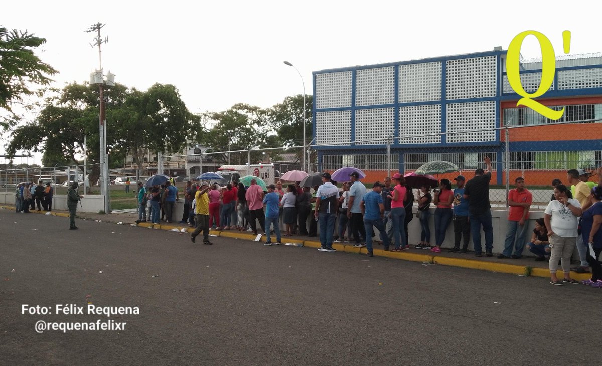 #PulsoRegional #Bolivar #30Junio #PulsoElectoral A las 6 de la tarde electores se mantienen en el centro de votación Lucila Palacios en la UD-145 parroquia Dalla Costa en el municipio Caroní a la espera de participar en el proceso.

Vía <a href="/requenafelixr/">Félix Requena | ΦEΛΙΞ ΡΑΦAEΛ</a>