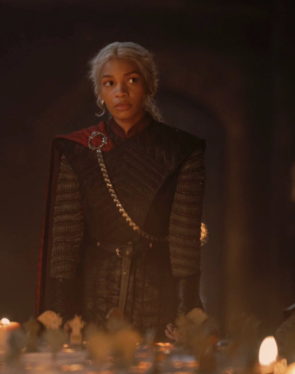 westerosesp's tweet photo. ¿Y si Daenerys Targaryen encontró ropa de la Princesa Baela Targaryen en Dragonstone y la mandó diseñar prácticamente igual para ella?  #HouseOfTheDragon https://t.co/5Z3qGGzpWe
