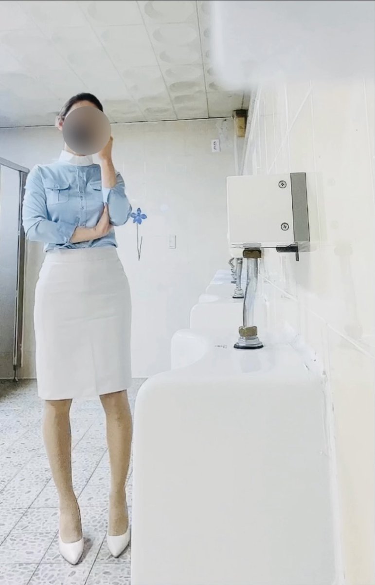 밤 늦은 시간..

평소에.. 그렇게 드나들던 남자화장실도

업을 하고나면, 왜그렇게 망설여졋는지..

남자가, 남자화장실 들어가는게..

이렇게도 심장이 터질 듯…

위험한 일인 줄 몰랏다..