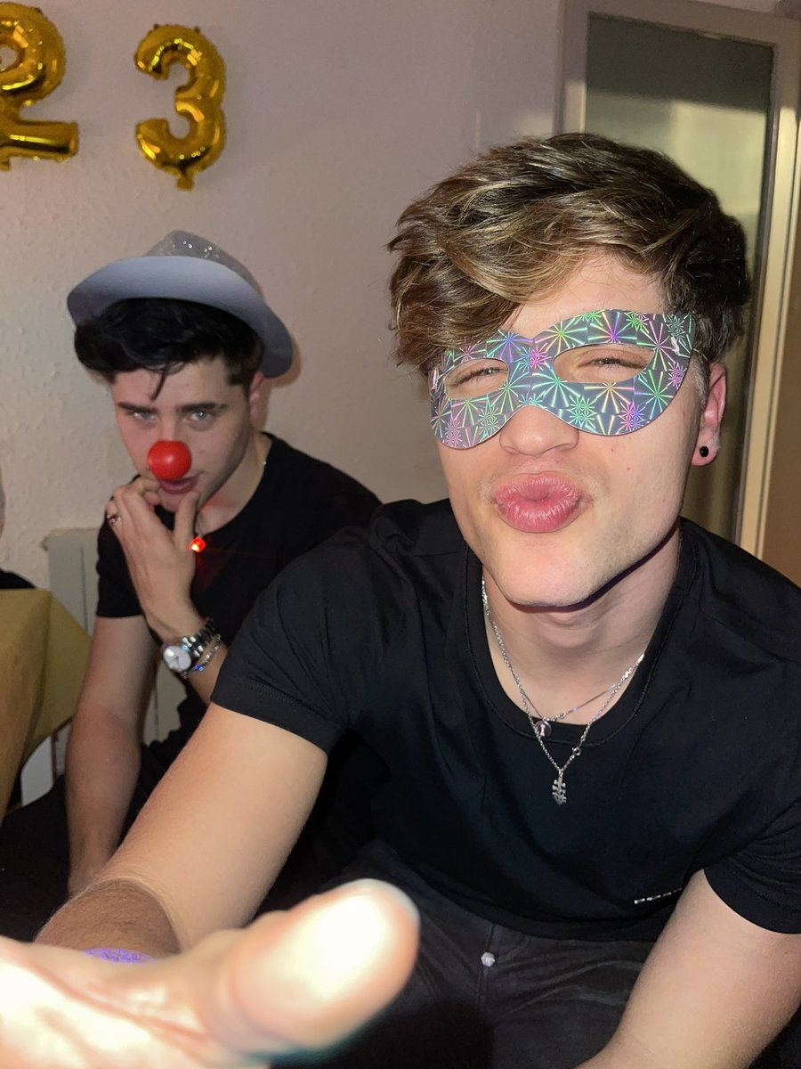 MtxBecs's tweet photo. Hola soy Isa, soy de Venezuela y sigo a los twins desde 2017 y desde entonces han aportado muchas cosas a mi vida y se me hace bonito ver como han evolucionado y como se superan a sí mismos con cada uno de sus proyectos, los amo💖
#Martinatorweek #IntegracionMT https://t.co/ZHCCnlZW6d