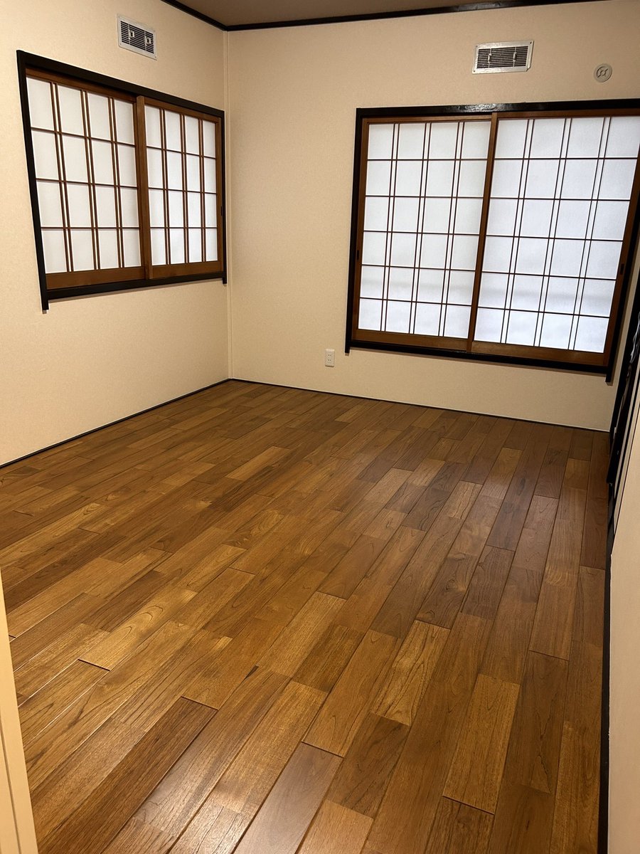 ssomememe's tweet photo. 昨日も和室の畳をフローリングに貼り替え

年数経った障子枠とチークのフロアの色合いが合ってくれて、イメージしてたより綺麗に仕上がった👏🏻 https://t.co/tNlgs9bHSa