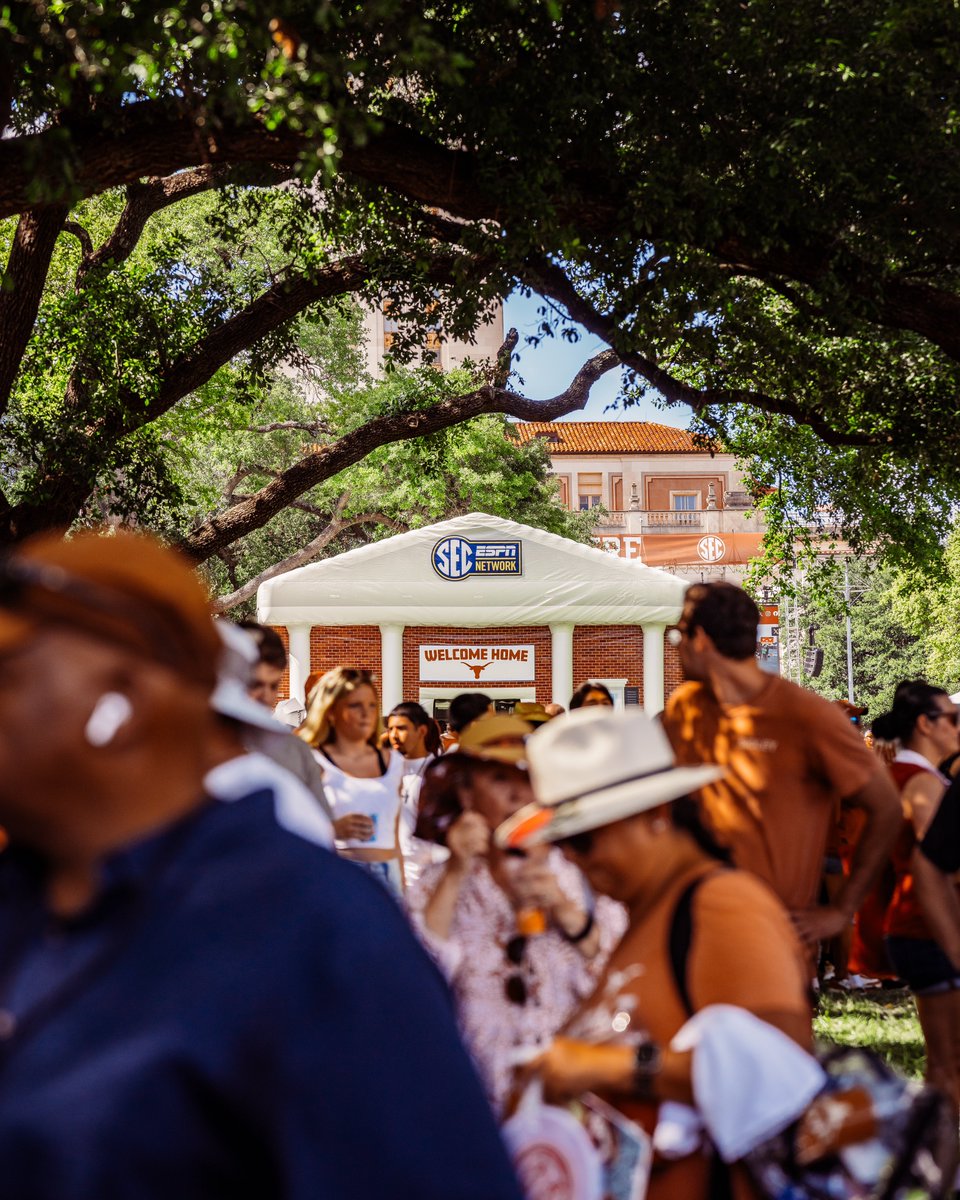 TexasFootball's tweet photo. Ain’t no party like a Texas party 🤘 https://t.co/6z4LliERCR