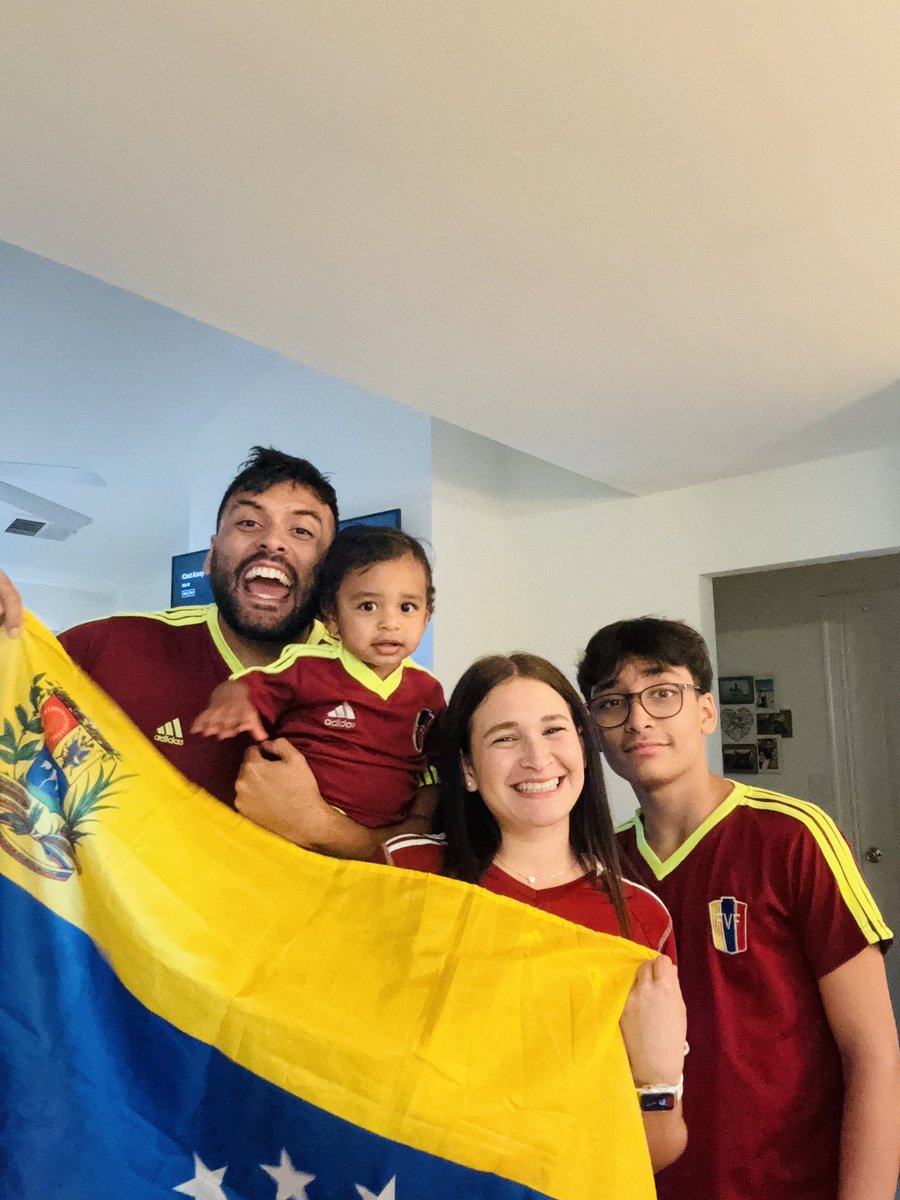 “Loco mi sangre tiene el color, de vinotinto mi corazón” #ManoTengoFe