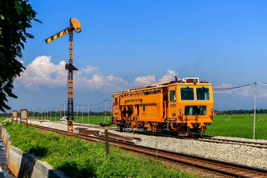 Walaupun sudah asing, tapi kenangannya masih tertinggal. Perasaannya masih sama, meski hati ini sudah terpenggal.
Salahnya aku mencintaimu terlalu berlebihan, bahkan sampai saat ini masih tersisa harapan. Mungkinkah kita bisa berjalan bersama kembali di masa depan? 🤔

Selamat