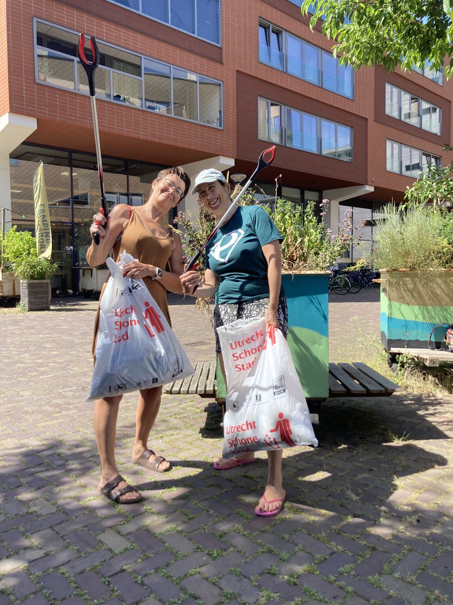 MaritOverbeek's tweet photo. Met verschillende buurtgenoten dit weekend stukjes Rotsoord, Tolsteeg &amp; Hoograven schoongemaakt tijdens de Utrechtse Plandeldagen! Honderden peuken geraapt, zeven zakken vol verzameld en duizenden stappen gezet, hoe mooi is dat @antondamen! Samen zijn we één schoon park! 💪 https://t.co/cBHBQRKbgl