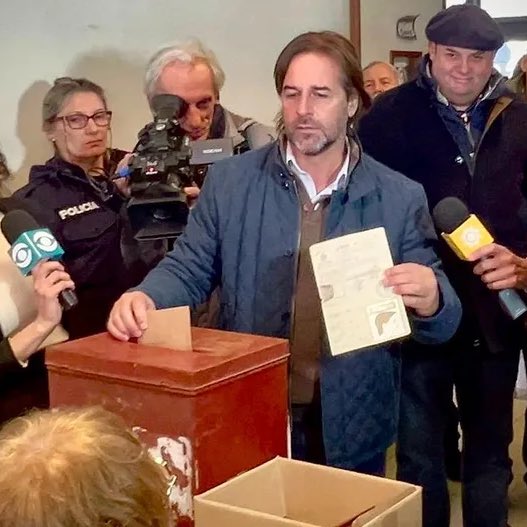 orianacional's tweet photo. -lpm espero q el examen esté fácil 

el examen: ¿en cuál de las dos imágenes se encuentra votando “el peor de todos”? https://t.co/Y6q4JKxZmi